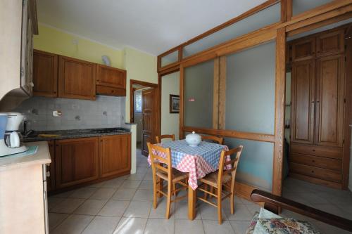 a kitchen with a table and chairs in a room at Residence Vacanza Mare in Campo nell'Elba