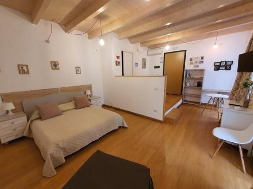 バーリにあるArco Della Neve Guest Houseの広いベッドルーム(ベッド1台付)、リビングルームが備わります。