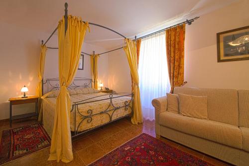 Un pat sau paturi într-o cameră la Villetta Phasiana