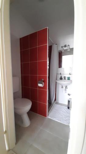 Bilik mandi di Posteja Rooms