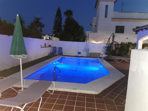 una piscina in una villa di notte di Villa PaloMayor a Vera
