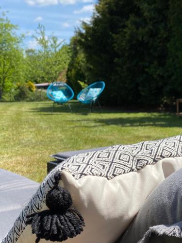 two blue chairs in a yard with a bed at Heideviertel in Bispingen