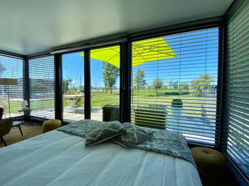 Un dormitorio con una cama y una ventana grande. en Rent to ENJOY, en Warns