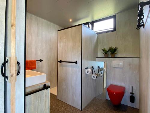 Un baño con inodoro, lavabo y ventana. en Rent to ENJOY, en Warns