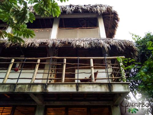 um cavalo numa jaula no topo de um edifício em Guarumbo em Bacalar