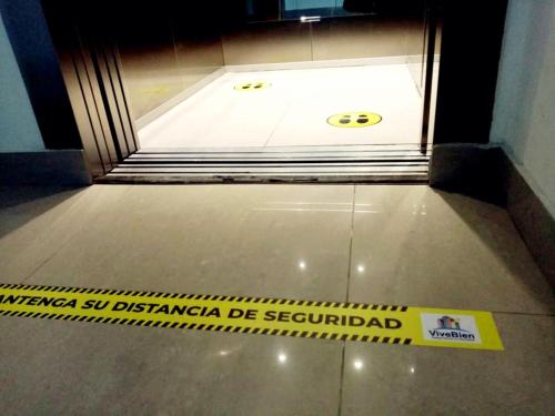 a caution sign on the floor of a bathroom at DPTO Ejecutivo en PIURA 1 HAB in Piura