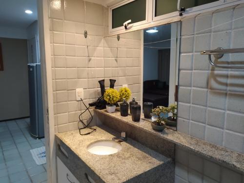 ein Badezimmer mit Waschbecken und Spiegel in der Unterkunft Ancorar Flat 4203 in Porto De Galinhas