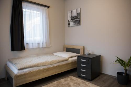 - une petite chambre avec un lit et une fenêtre dans l'établissement Kikelet Apartman, à Szombathely