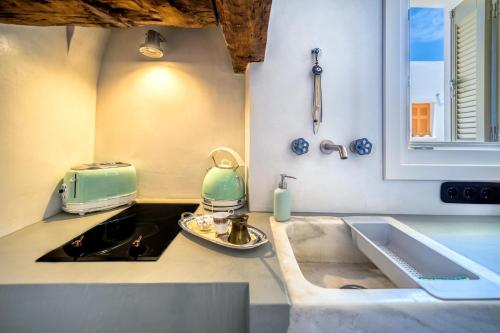 a kitchen with a sink and a toaster on the counter at Spitaki Serifos Studio in Rámos
