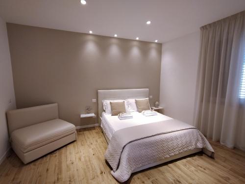 - une chambre avec un lit et une chaise dans l'établissement Seabed superior rooms, à Termoli