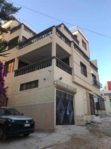 ein Gebäude mit einem davor geparkt in der Unterkunft House bros in Agadir