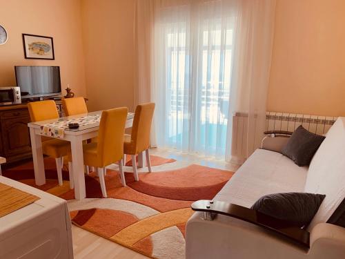 sala de estar con mesa y sofá en Apartments Knežević, en Ulcinj