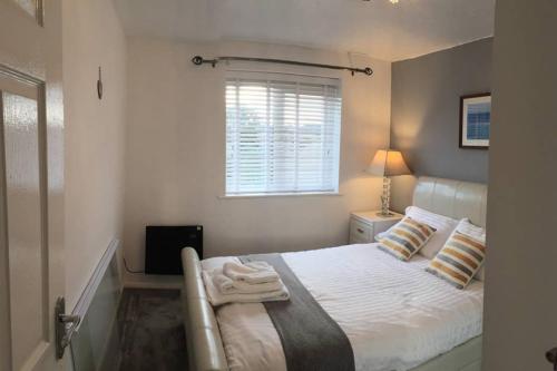 A bed or beds in a room at Crawley Apartment near Gatwick Manor Royal Newly Refurbished Sleeps 4