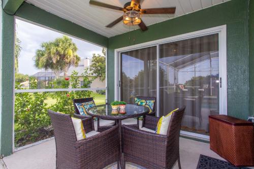 patio con mesa y sillas y ventilador de techo en Celebrate BR, en Orlando