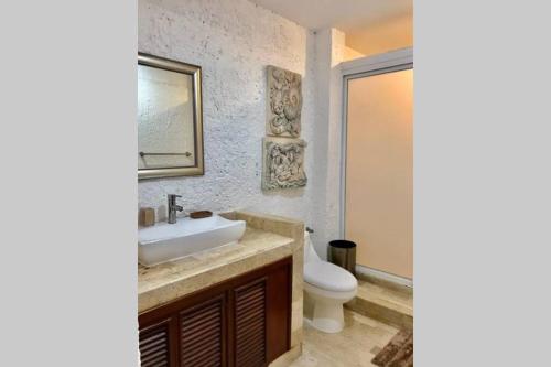 a bathroom with a sink and a toilet at Tu DEPA en el Paraíso Cancún 2 in Cancún