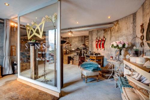 a store with a glass door in a room at Hotel Regina in Wengen