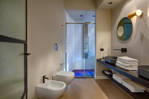 La salle de bains est pourvue d'un lavabo, de toilettes et d'une douche. dans l'établissement Casa Pacifico Napoli, à Naples
