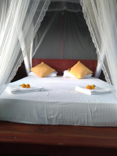 A bed or beds in a room at Dambulla Tree House