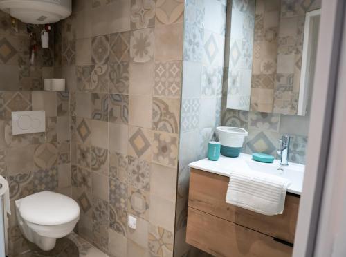 une salle de bain avec toilettes et lavabo dans l'établissement studio coeur de ville neuf et design tt equipé parking gratuit, à Sanary-sur-Mer