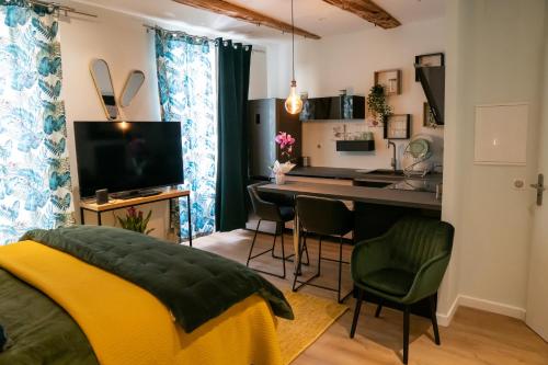 une chambre avec un lit et un bureau avec un ordinateur dans l'établissement studio coeur de ville neuf et design tt equipé parking gratuit, à Sanary-sur-Mer