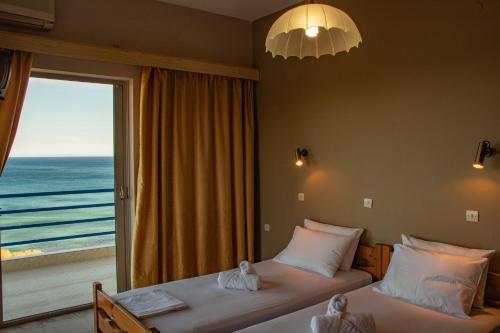 Postel nebo postele na pokoji v ubytování De La Plage Hotel Koroni