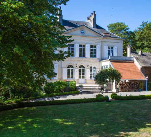 a large white house with a lawn in front of it at Maison Grandsire Logis de Charme in Saint-Léonard
