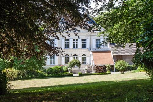 a large white house with a lawn in front of it at Maison Grandsire Logis de Charme in Saint-Léonard