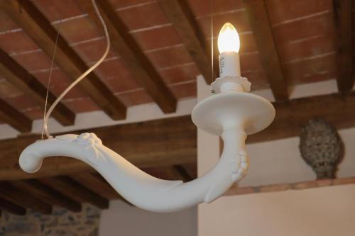 a white pipe light hanging from a ceiling at B&B La Taccola in Castelnuovo di Val di Cecina