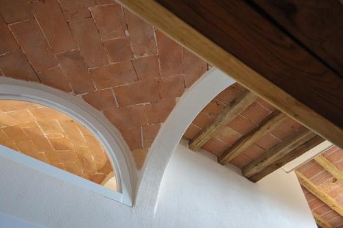 an attic view of a building with a brick ceiling at B&B La Taccola in Castelnuovo di Val di Cecina