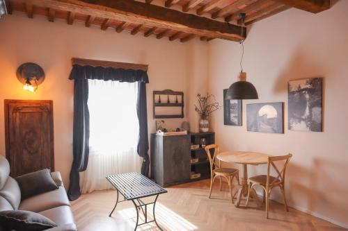 een woonkamer met een tafel en een bank bij B&B La Taccola in Castelnuovo di Val di Cecina