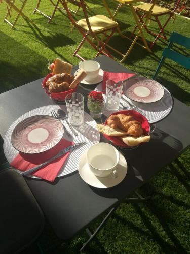 - une table de pique-nique avec des assiettes et de la nourriture dans l'établissement Casa Peppina - Chez Tonio et Sylvie, à Sari-Solenzara