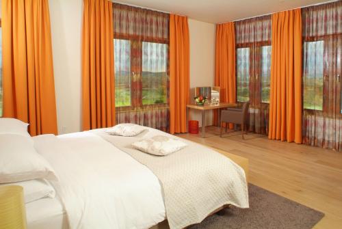 Cama ou camas em um quarto em Inn at Lenape Heights-Golf Resort and Event Center