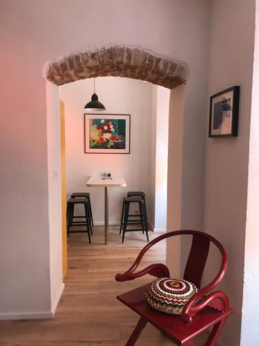 une chambre avec une chaise et une table dans l'établissement Grand studio rue piétonne Ajaccio, à Ajaccio
