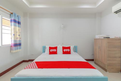 Cama o camas de una habitación en OYO 799 Pudsadee Hotel
