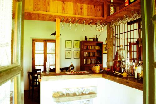 cocina con bañera en el medio de una habitación en Estancia Aguila Blanca, en Polanco