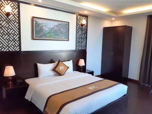 Un pat sau paturi într-o cameră la T&M Luxury Hotel Hanoi
