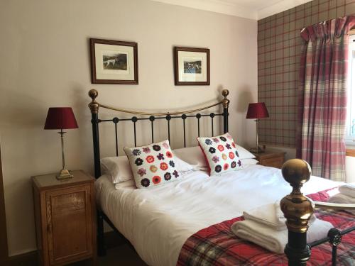 een slaapkamer met een bed met 2 kussens erop bij The Inn on the Moor Hotel in Goathland