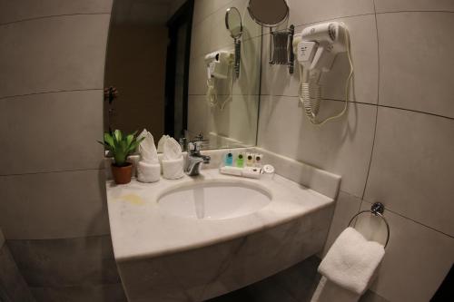 Ένα μπάνιο στο Touq Al Balad Hotel
