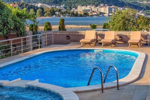 สระว่ายน้ำที่อยู่ใกล้ ๆ หรือใน Apartments Obala - Katić