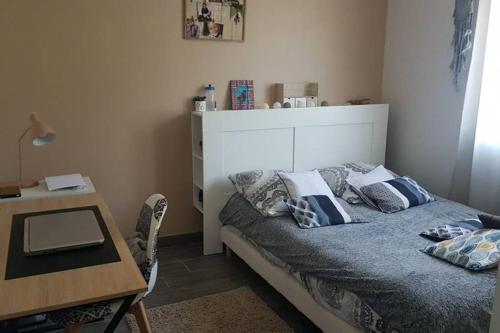 Postel nebo postele na pokoji v ubytování Maison avec piscine à l'orée de la forêt