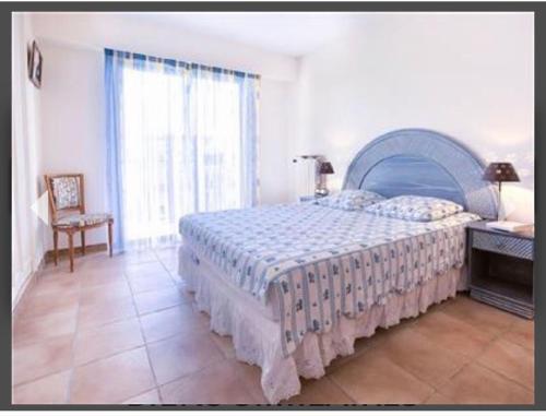 une chambre avec un grand lit et une chaise dans l'établissement Trière, à Antibes