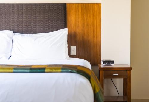 Postel nebo postele na pokoji v ubytování Ocean Breeze Hotel