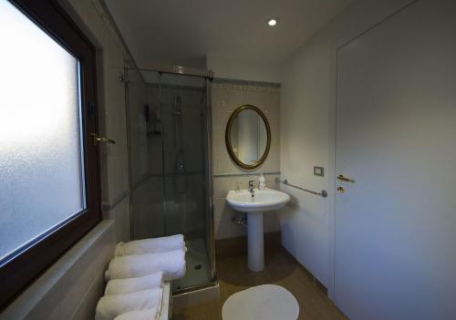 カターニアにあるOasi al Duomoのバスルーム(シャワー、シンク、鏡付)