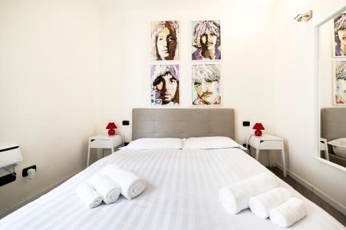 - une chambre avec un grand lit blanc et 2 serviettes dans l'établissement Affori Cosy Apartment, à Milan