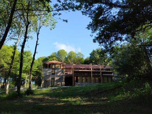 a building in the middle of a forest at Abeiro da loba in Madelos