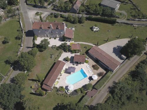 Le Couvent في Saint-Jean-de Laurs: صورة جوية لمنزل به مسبح