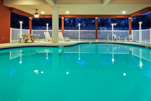 Peldbaseins naktsmītnē Country Inn & Suites by Radisson, Tallahassee-University Area, FL vai tās tuvumā