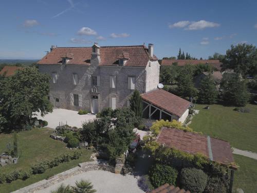 an aerial view of a large house at Le Couvent in Saint-Jean-de Laurs