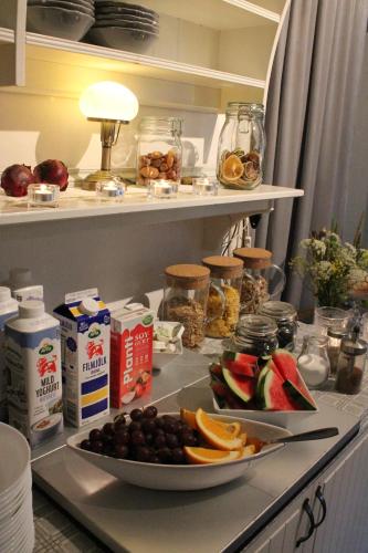 a plate of fruit on a counter in a kitchen at Wanbo Herrgård in Nedre Vanbo
