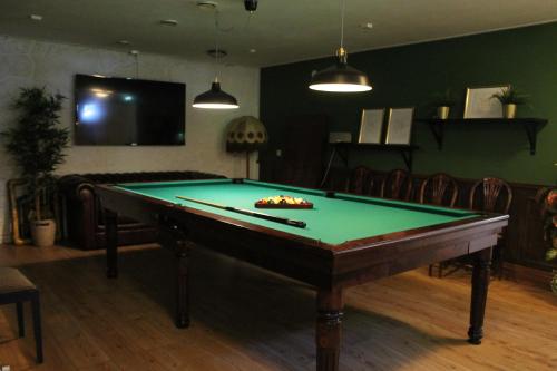 a pool table in a living room with at Wanbo Herrgård in Nedre Vanbo